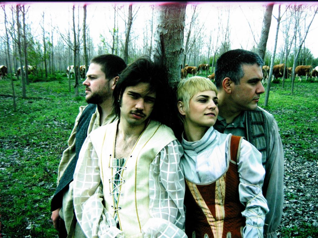 Mitsko biće, članovi benda u šumi