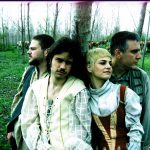 Mitsko biće, članovi benda u šumi