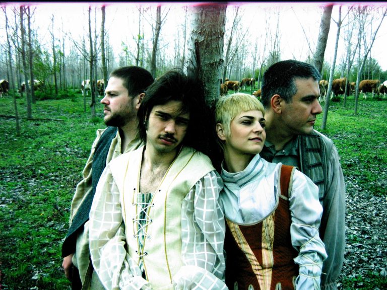 Mitsko biće, članovi benda u šumi