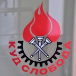 Logo KUD Sloboda na ulaznim vratima prostora