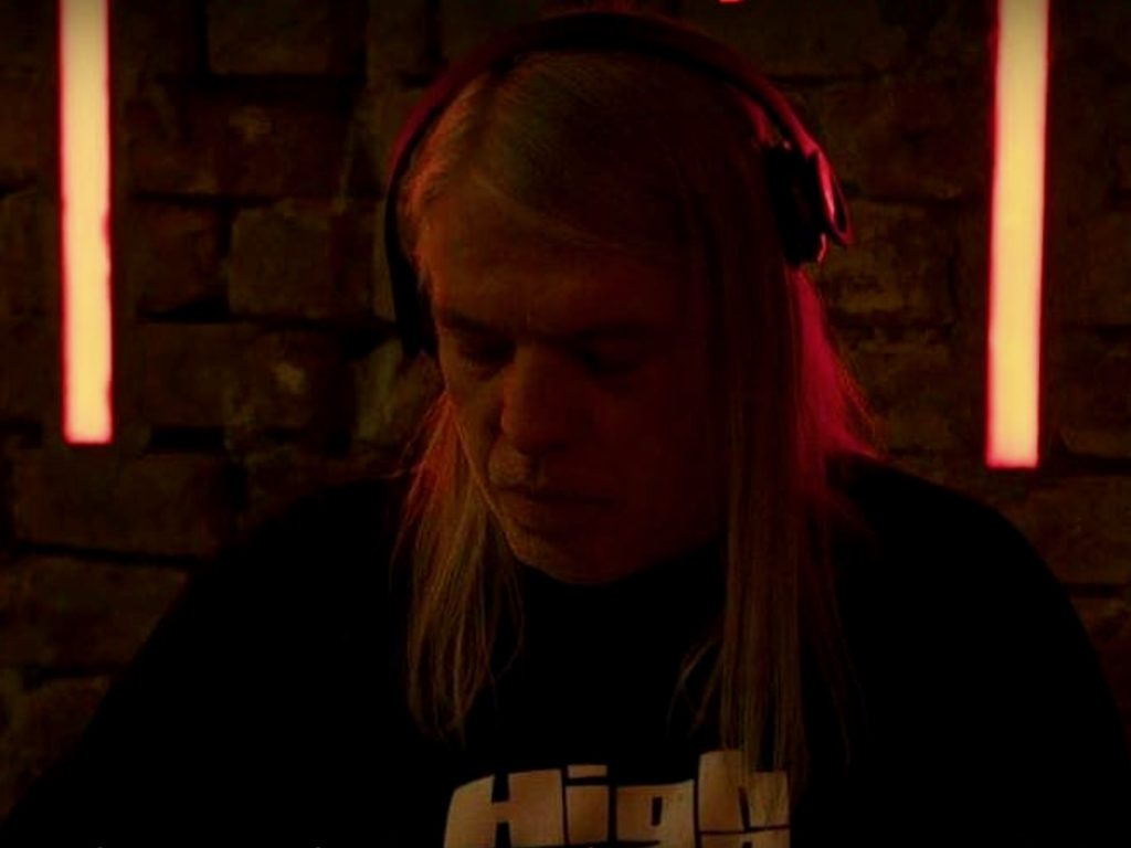DJ Tom Tom performing