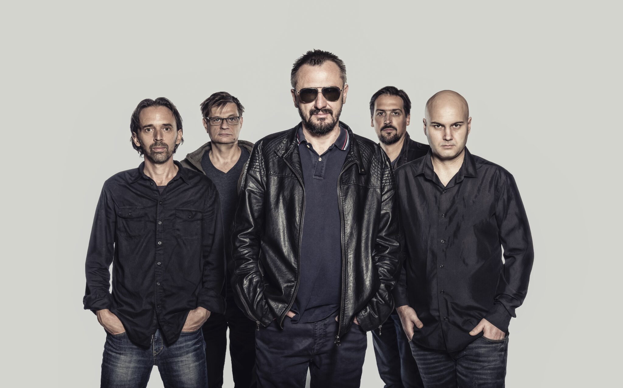 promo foto benda Letu štuke prikazuje članove benda kako stoje
