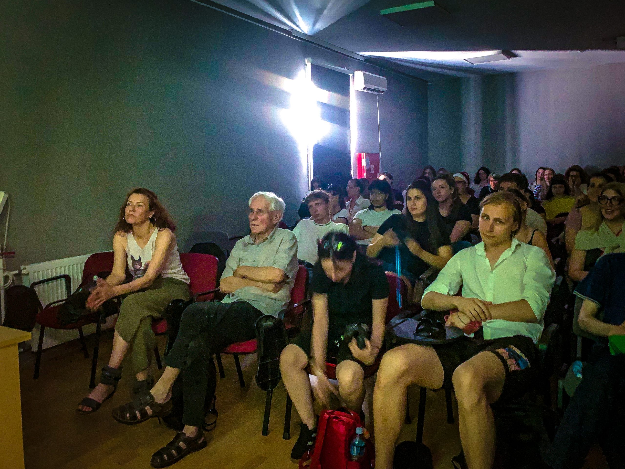 Želimir Žilnik i studenti gledaju film "Nisam sam"