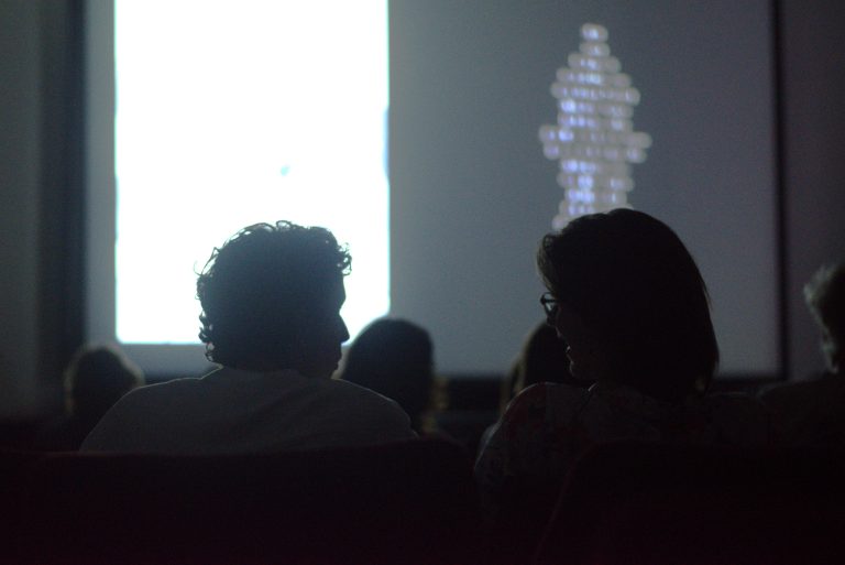Gledaoci na projekciji poslednjih kratkih filmova u okviru Razmene