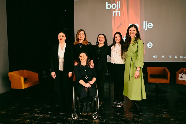 Jelena Medić sa učesnicama filma "Bojim se ljepote"
