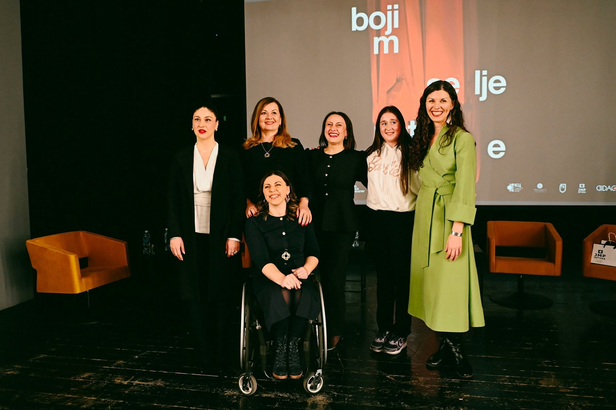 Jelena Medić sa učesnicama filma "Bojim se ljepote"