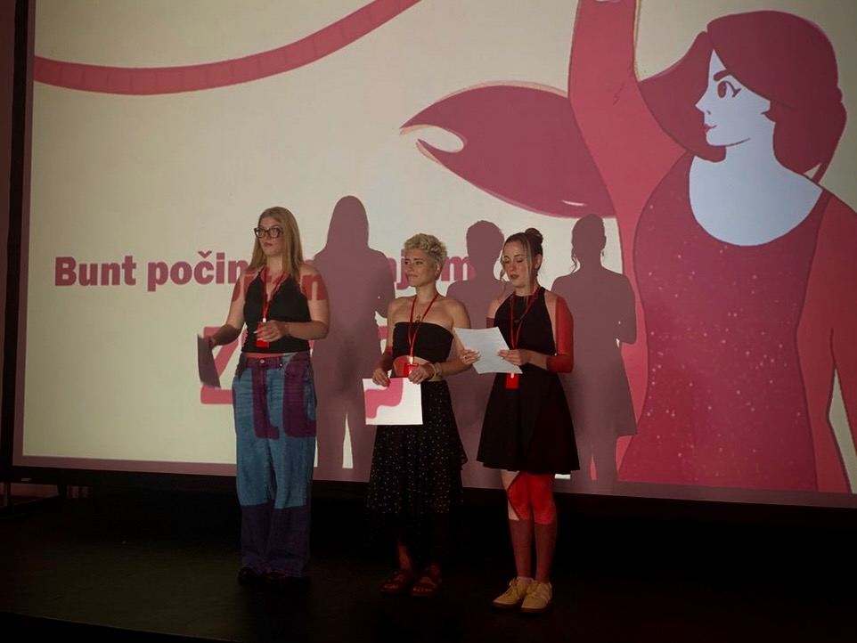 Amelia, Sara i Mila na pozornici otvaraju featival kratkog studentskog filma "Razmena" u sali Radničkog doma u Novom Sadu