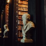 Bista Sokrata u biblioteci