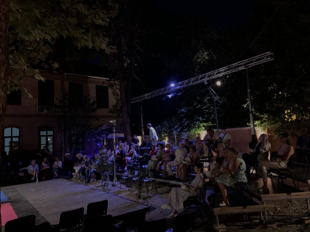 Publika u dvorištu Akademije umetnosti na pozorišnog festivala Novi Tvrđava Teatar