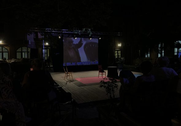 Scena u dvorištu Akademije umetnosti festivala Novi Tvrđava Teatar