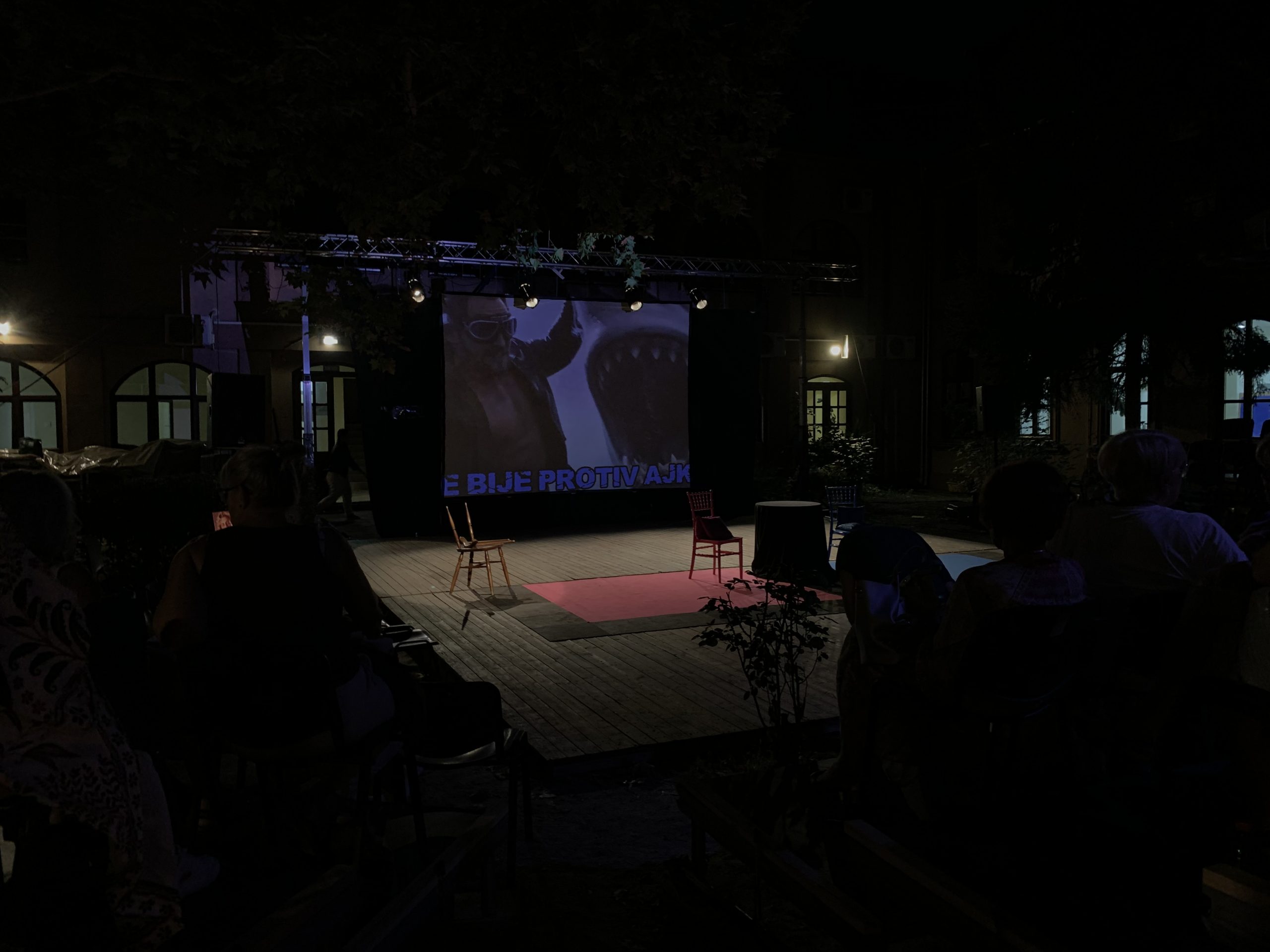 Scena u dvorištu Akademije umetnosti festivala Novi Tvrđava Teatar