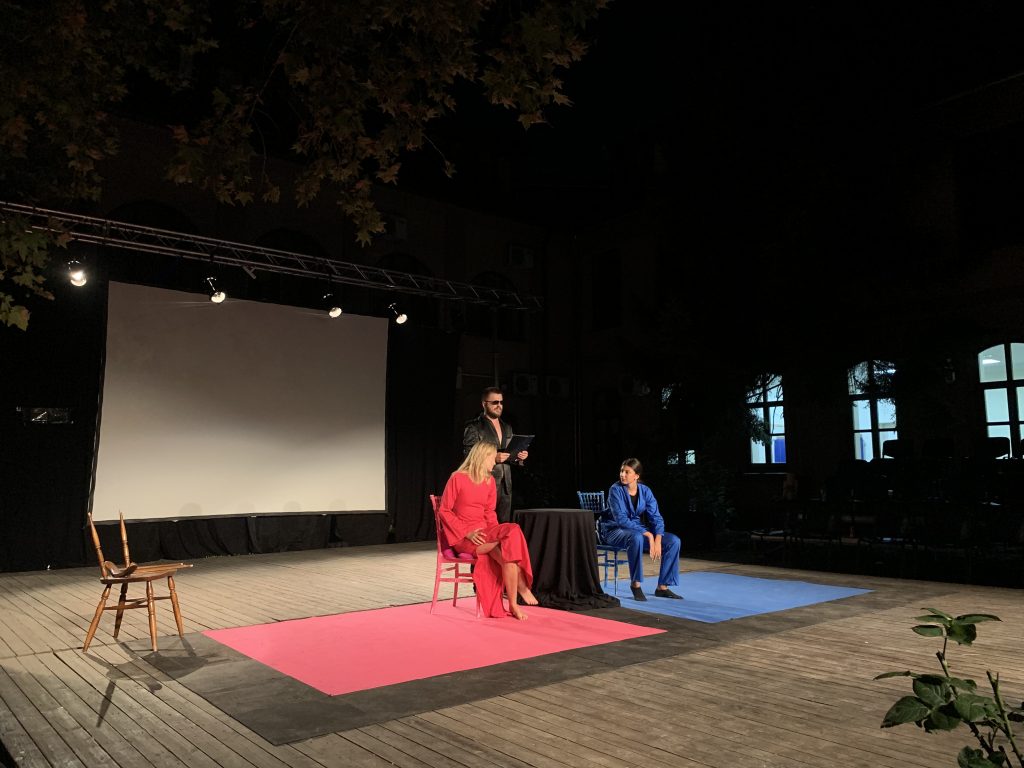 Glumci Ivana Radoman, Novak Puletić i Katarina Rajković iz Teatra Ulica u sceni Predstave koja nema ime