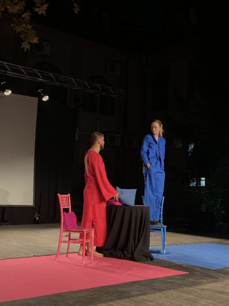 Glumci Novak Puletić i Ivana Radoman Teatra Ulica u sceni Predstave koja nema ime