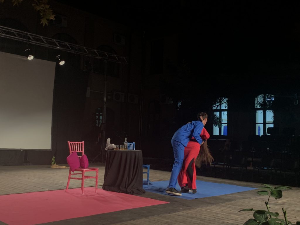 Alt: Glumci Katarina Rajković i Ignjat Đorđević Teatra Ulica u sceni Predstave koja nema ime