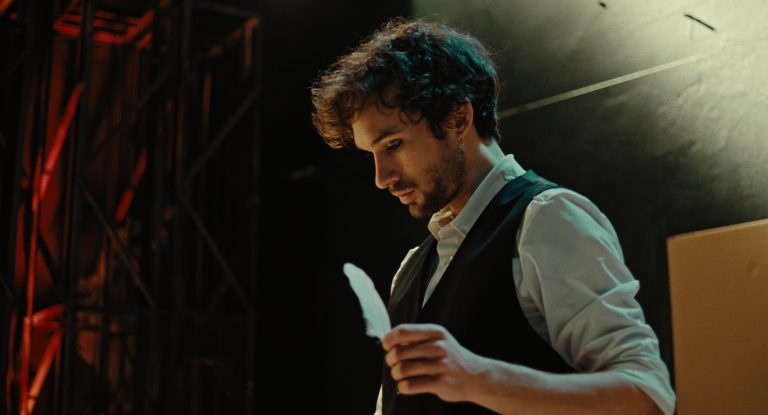 Mađioničar u filmu Razbijena magija